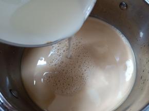 细砂糖与纯牛奶混合，加入红茶中，搅拌至细砂糖完全融化。