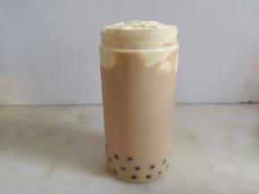 将淡奶油装满杯子，表面筛上少许可可粉。