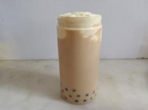 将淡奶油装满杯子，表面筛上少许可可粉。