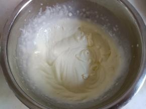 淡奶油加细砂糖打至六分发。