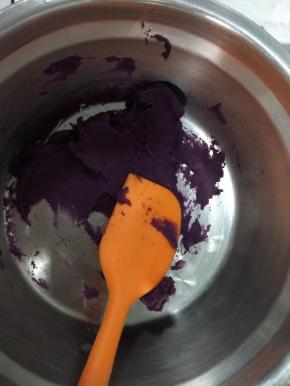 紫薯压碎，不一定要很烂，可以有点颗粒，也很好吃