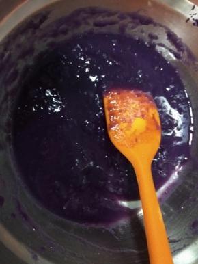 加入牛奶，酵母和均匀