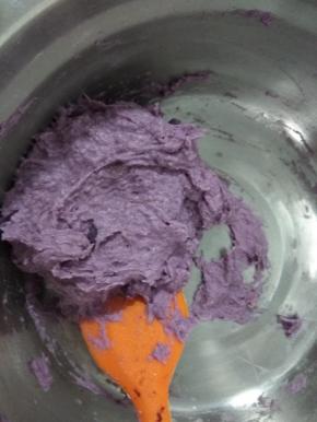 放入面粉，和成不流动的面团，放入冰箱