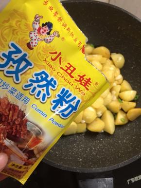 放入孜然粉翻炒均匀。