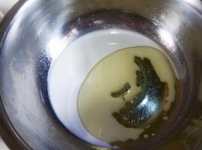 盆里放称好的玉米油和牛奶。