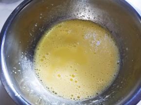 蛋黄里先放二十克糖和两克盐，用打蛋器搅匀。