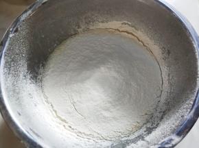 筛入称好的低筋面粉