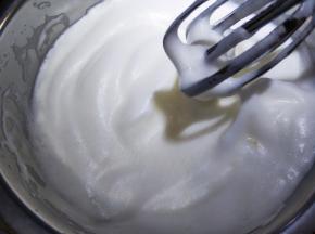 高速打发蛋白有细纹路放最后三分之一糖。