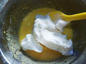 蛋白霜也分两份，一半放原味蛋黄糊里，用刮刀上下翻拌或切割的方式翻拌，不要划圈。