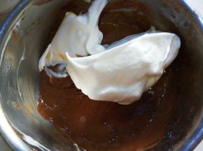 另一半放进有可可粉的蛋糊里，同样手法翻拌。