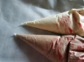 翻拌好之后分别装进裱花袋，烤盘上铺油纸。此时预热烤箱170度°。