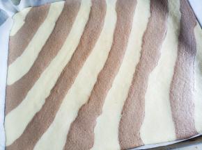 入烤箱170度°二十分钟，烤好取出凉一会，翻在网架上撕去底层油纸，重新铺上油纸。