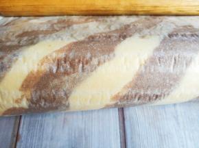 用擀面杖趁热卷起。