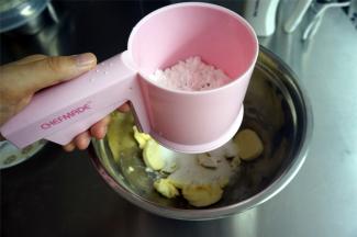 筛入太古糖粉（其他糖粉不建议），细盐，先低速后高速打发。