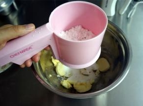 筛入太古糖粉（其他糖粉不建议），细盐，先低速后高速打发。