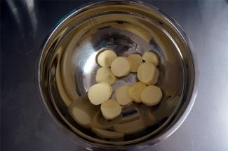 总统黄油卷切片软化至16度左右。