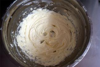 打发至黄油发白蓬松（多做几次就会有经验），装入三能的6061蛋挞模具中抹平称量，比重54克为宜。