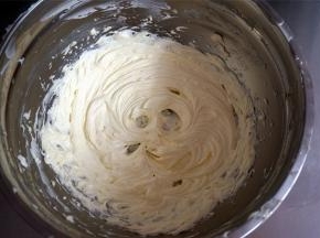 打发至黄油发白蓬松（多做几次就会有经验），装入三能的6061蛋挞模具中抹平称量，比重54克为宜。