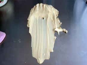 带上无粉橡胶手套，将面团倒到干净的台面上，用掌心向前推搓面团，将面团搓至细腻不粘手为止。