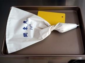 将一小部分的面团装入裱花袋中，裱花嘴是珍妮曲奇8齿菊花嘴。不建议用一次性裱花袋，容易穿。