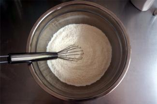 将高筋粉，低筋粉，奶粉，玉米淀粉混合，加入打发了的黄油中，用打蛋器低速混合即可。