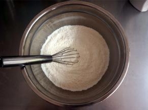 将高筋粉，低筋粉，奶粉，玉米淀粉混合，加入打发了的黄油中，用打蛋器低速混合即可。