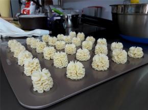 建议挤出4层左右的花纹，比较好看。手温高、面糊温度太高、挤得歪，烤出来都容易塌。