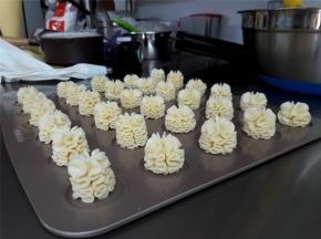 建议挤出4层左右的花纹，比较好看。手温高、面糊温度太高、挤得歪，烤出来都容易塌。