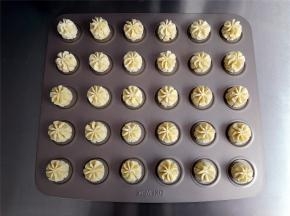 在花嘴离开烤盘8毫米左右的高度开始剂面糊，边挤出边垂直往上提。