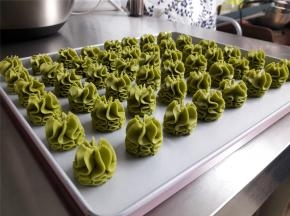 这是抹茶味的，烘焙建议140度40分钟。