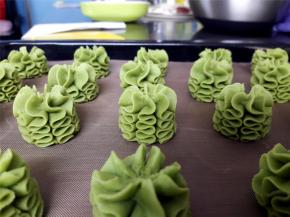 这是开心果味的，烘焙建议135度40分钟。