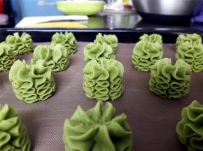 这是开心果味的，烘焙建议135度40分钟。