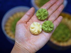 烤好的原味和抹茶味云顶曲奇。