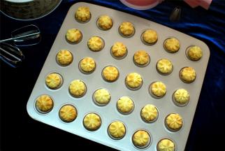 原味的烘焙用130度45分钟，不用上色，底部按下去是硬的，不凹陷就熟了。