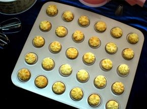 原味的烘焙用130度45分钟，不用上色，底部按下去是硬的，不凹陷就熟了。