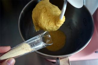 将除酵母，黄油外的面团食材放入厨师机，低速揉面至出现筋性，然后再加入酵母。