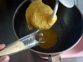 将除酵母，黄油外的面团食材放入厨师机，低速揉面至出现筋性，然后再加入酵母。