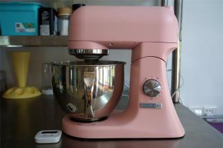 接着提高揉面速度，用3档快速揉至酵母和面团完全融合。