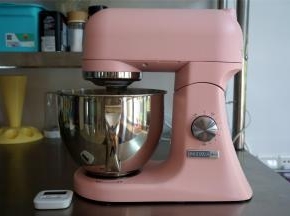 接着提高揉面速度，用3档快速揉至酵母和面团完全融合。