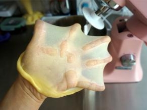 最后高速5档再揉5分钟左右。取一小块面团，检查延展性，能拉出透明无絮状的薄膜，和面结束。