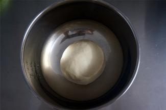 将面团取出，放入打蛋盆中，盖上保鲜膜，放置温暖处发酵1小时左右。