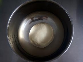 将面团取出，放入打蛋盆中，盖上保鲜膜，放置温暖处发酵1小时左右。