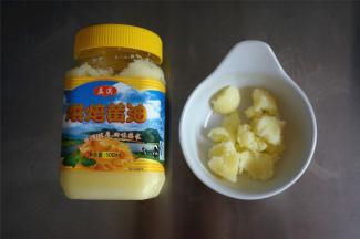 加入无水黄油，将速度调至4档，高速和面8-10分钟，至面团光滑，能拉出大锯齿膜。