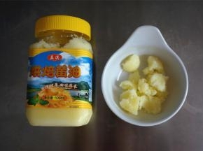 加入无水黄油，将速度调至4档，高速和面8-10分钟，至面团光滑，能拉出大锯齿膜。