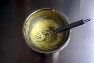 面团二次发酵的时候，准备墨西哥包的酥皮食材。将黄油，全蛋液，盐混合。