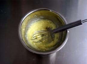 面团二次发酵的时候，准备墨西哥包的酥皮食材。将黄油，全蛋液，盐混合。