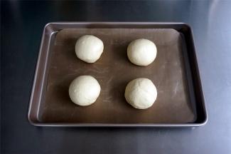 平均分成4份，分别揉圆。