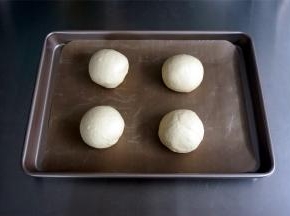 平均分成4份，分别揉圆。