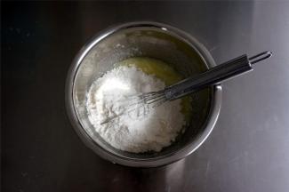 筛入低筋粉和糖粉，拌均匀。