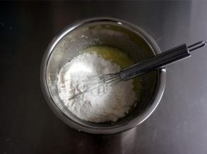 筛入低筋粉和糖粉，拌均匀。